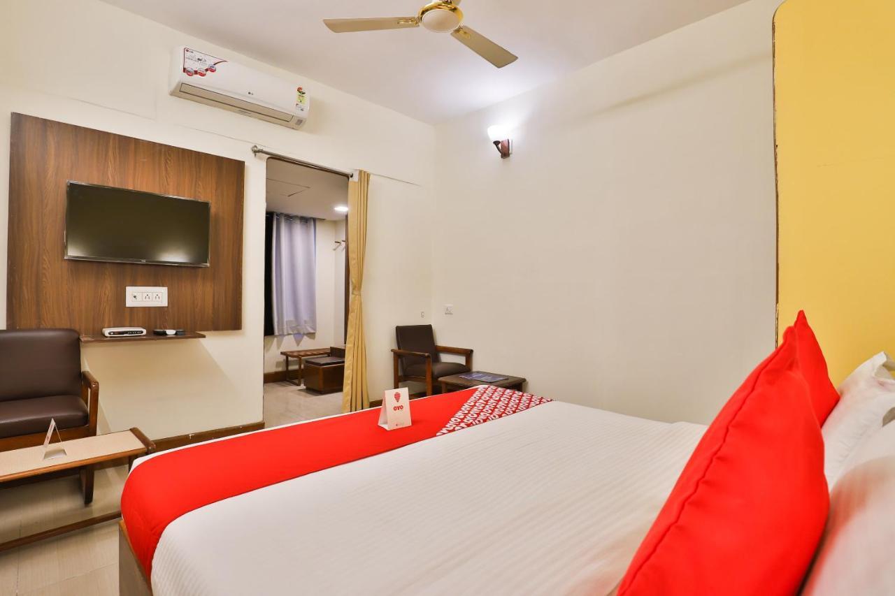 Oyo 13668 Hotel Utsav Vadodara Exterior foto