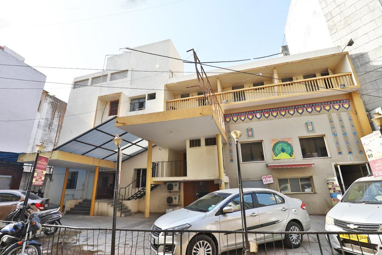 Oyo 13668 Hotel Utsav Vadodara Exterior foto