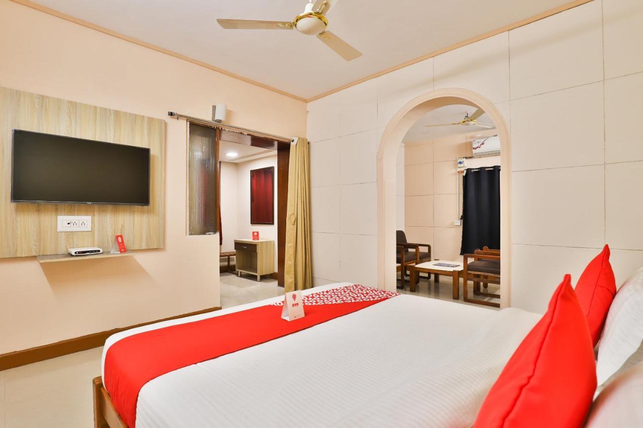 Oyo 13668 Hotel Utsav Vadodara Exterior foto